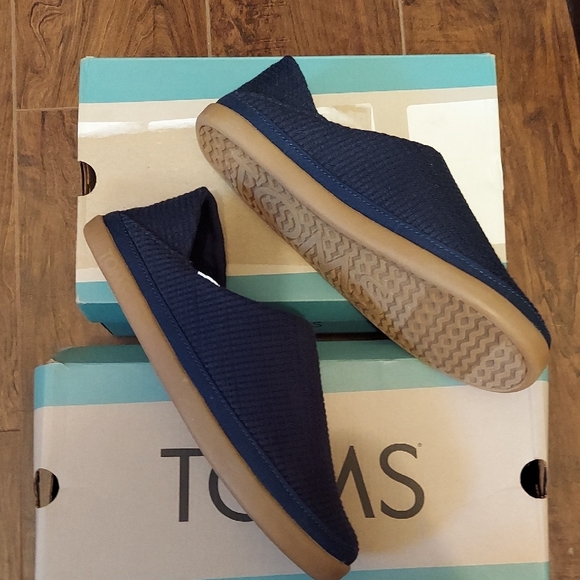 BRAND‎ NEW in Box Size 7 Toms Navy Blue Loafers Slip-On Shoes - Picture 3 of 8